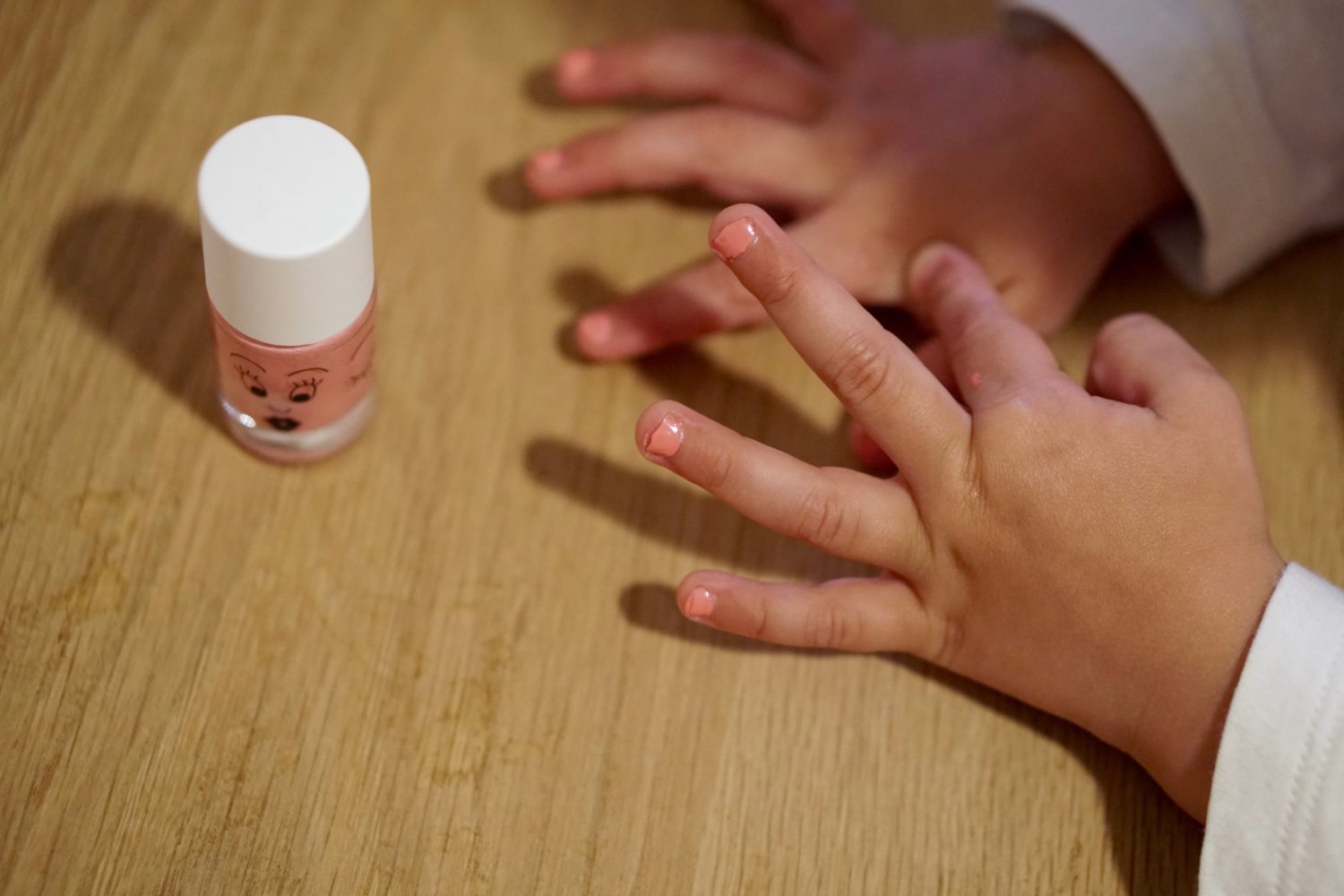 Kleine Fingernagel Bekommen Farbe Manikure Fur Kinder Susamamma