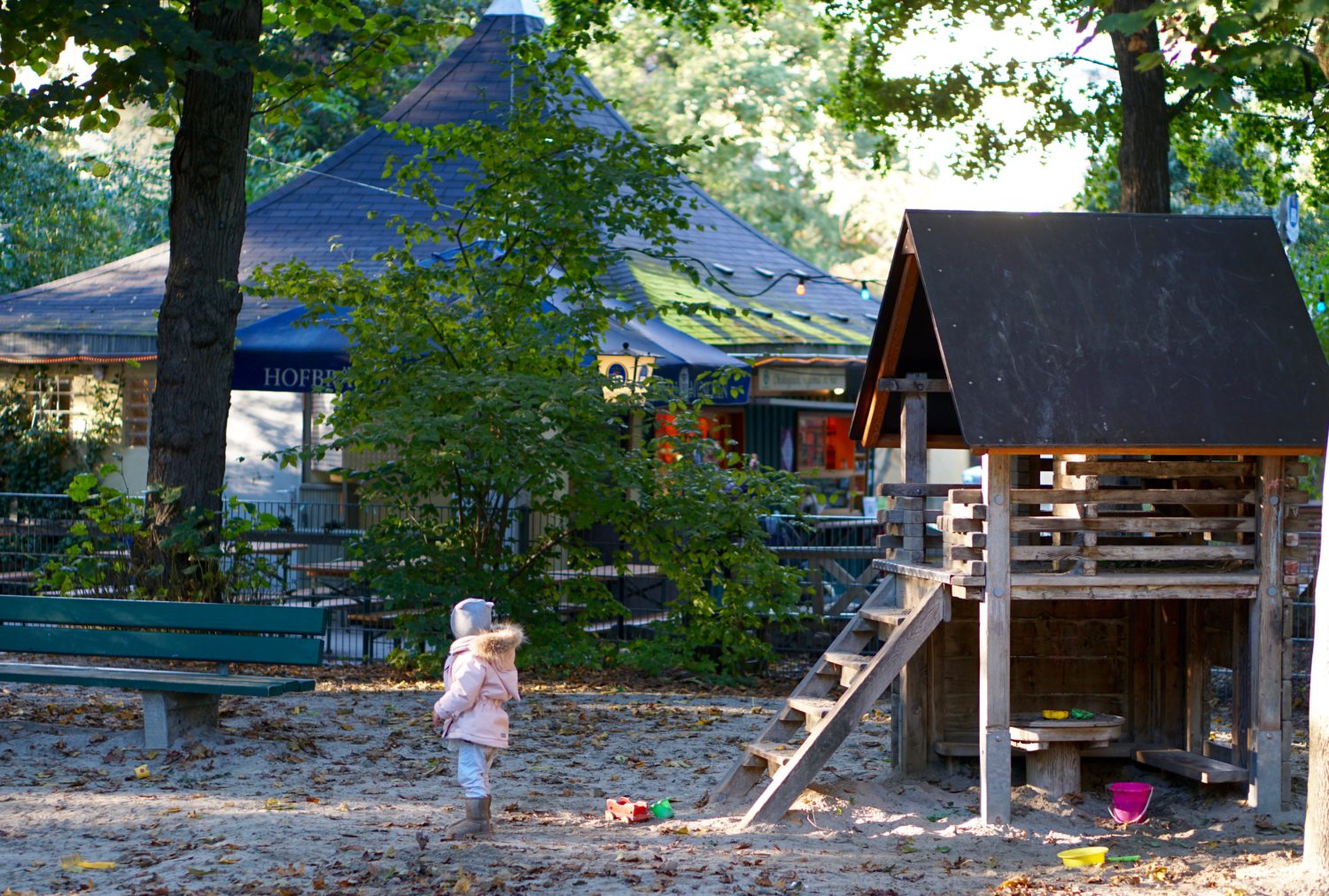 unsere-liebsten-spielplaetze-muenchen-spielplatz-milchhaeusl-spielhaus-und-biergarten