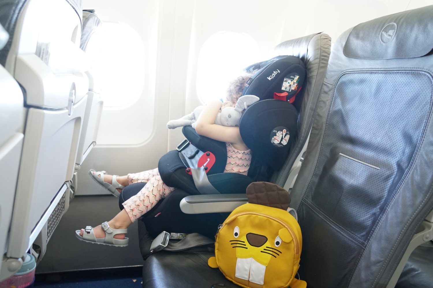 Kindersitz im Flugzeug - So funktioniert's. Sicher fliegen mit Kind.