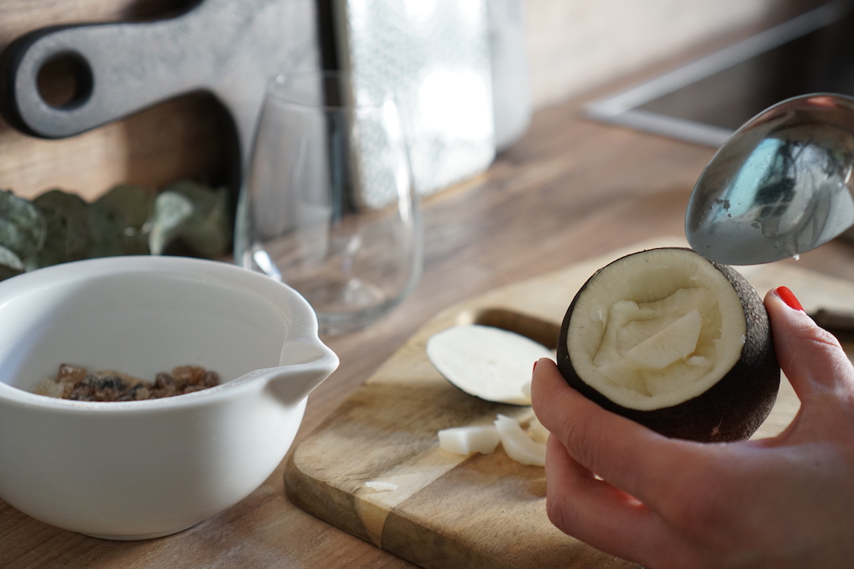 Hausmittel: selbstgemachter Hustensaft - schwarzer Rettich & Zucker, mit einem Löffel das Fruchtfleisch entnehmen