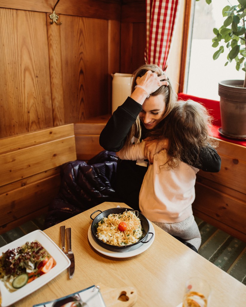 Ein Familienwochenende in Oberstdorf Kleinwalsertal Berhaus Schönblick Mama Tochter Essen-min